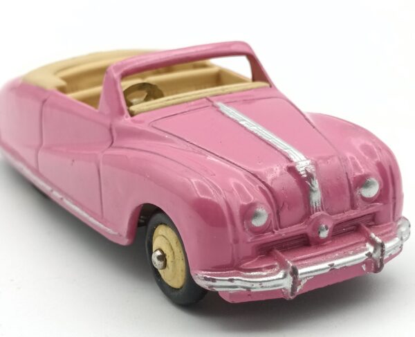 Vue de 3/4 avant d'une Austin A90 Atlantic rose avec Intérieur crème Dinky Toys GB référencée 106