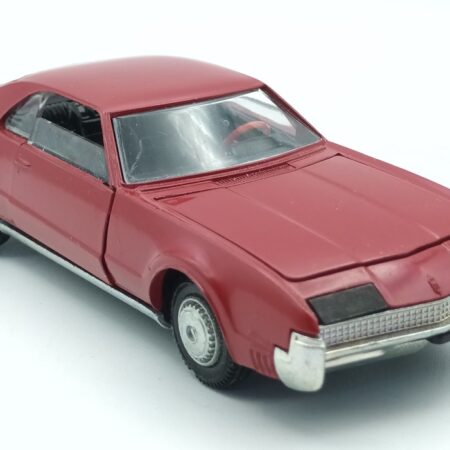 Vue de 3/4 avant d'une Oldsmobile Toronado 1967 rouge reproduite par Tekno dès 1969 à l'échelle 1/43