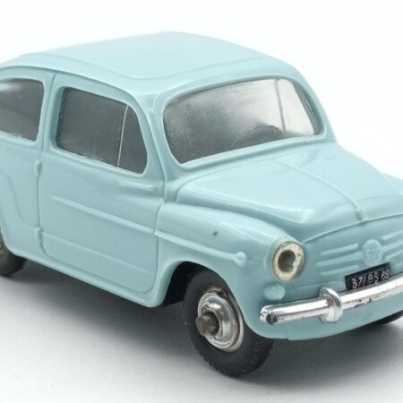 vue de 3/4 avant d'une miniature de la Fiat 600 D de première série de 1960 fabriquée par Norev de couleur bleu clair