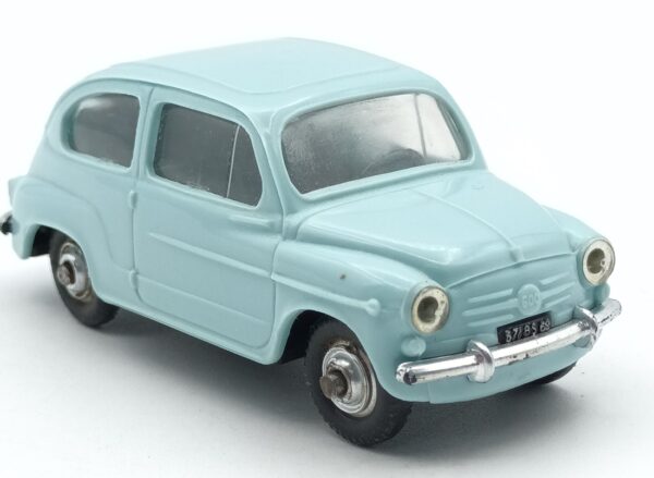 vue de 3/4 avant d'une miniature de la Fiat 600 D de première série de 1960 fabriquée par Norev de couleur bleu clair