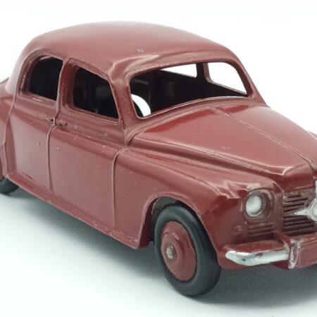 Vue de 3/4 avant d'une Rover 75 P4 de 1950 reproduite par Dinky Toys GB sous la référence 140-1b bordeaux de premier type produite entre 1951 et 1953