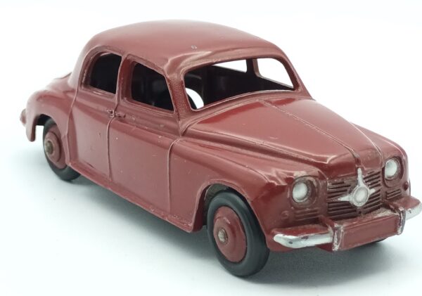 Vue de 3/4 avant d'une Rover 75 P4 de 1950 reproduite par Dinky Toys GB sous la référence 140-1b bordeaux de premier type produite entre 1951 et 1953