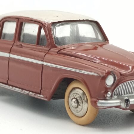 vue de 3/4 avant d'une Simca Aronde P60 Dinky toys France marron et crème référence 544