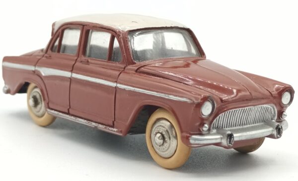 vue de 3/4 avant d'une Simca Aronde P60 Dinky toys France marron et crème référence 544