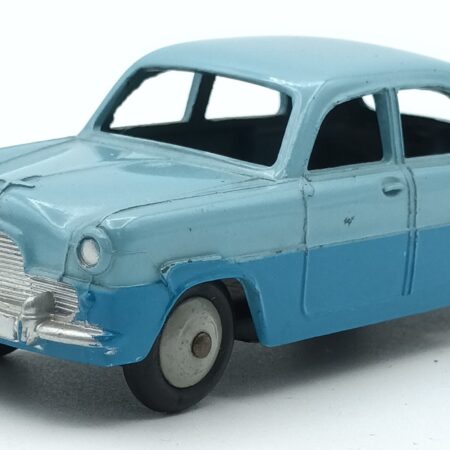 Vue de 3/4 avant d'une Ford Zephyr Zodiac de 1954 très fidèlement reproduite par Dinky Toys GB bleuvif et bleu clair