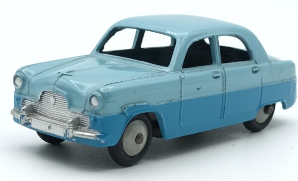 Vue de 3/4 avant d'une Ford Zephyr Zodiac de 1954 très fidèlement reproduite par Dinky Toys GB bleuvif et bleu clair