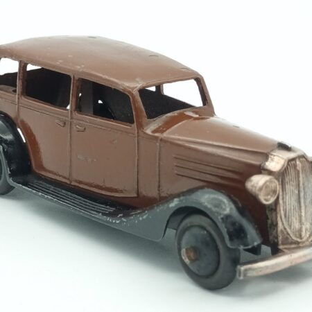 Vue de 3/4 avant de la Vauxhall 25cv BXL Limousine de 1936 de couleur marron fabriquée par Dinky Toys avec châssis ajouré en version d'immédiat après guerre.