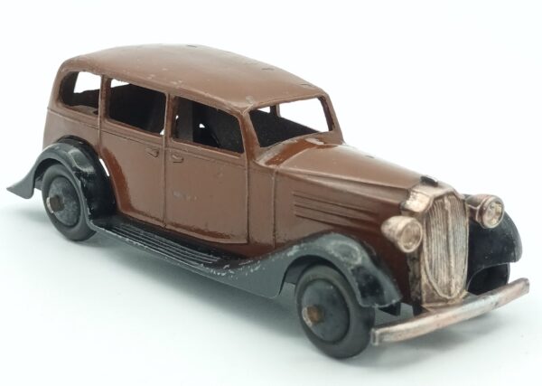 Vue de 3/4 avant de la Vauxhall 25cv BXL Limousine de 1936 de couleur marron fabriquée par Dinky Toys avec châssis ajouré en version d'immédiat après guerre.