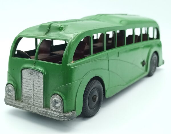 vue de 3/4 avant du streamline mecanical Express Bus vert pomme à échelle 1/35 fabriqué par METTOY à partir de 1948