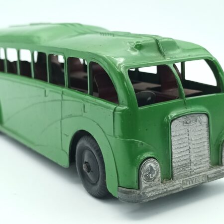 vue de 3/4 avant du Streamline Mecanical Bus Express vert pomme fabriqué par METTOY à partir de 1948 à l'échelle 1/35