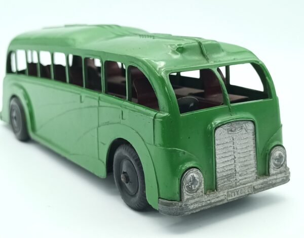 vue de 3/4 avant du Streamline Mecanical Bus Express vert pomme fabriqué par METTOY à partir de 1948 à l'échelle 1/35