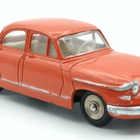 vue de 3/4 avant D'une Panhard PL 17 Dinky Toys France orange vif de 3ème Type avec les clignotants au dessus du pare-chocs avant.