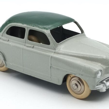 Vue de 3/4 avant d'une Simca Aronde 1300 Elysée Dinky Toys France bicolore à toit vert foncé et carrosserie gris vert assez foncé référence 24U