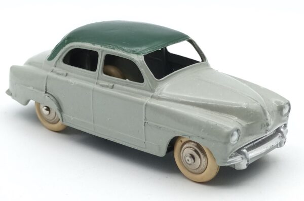 Vue de 3/4 avant d'une Simca Aronde 1300 Elysée Dinky Toys France bicolore à toit vert foncé et carrosserie gris vert assez foncé référence 24U