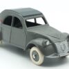 Vue de 3/4 avant d'une Citroën 2 CV avec malle JRD grise avec capote grise avec roues plates et châssis de type 2