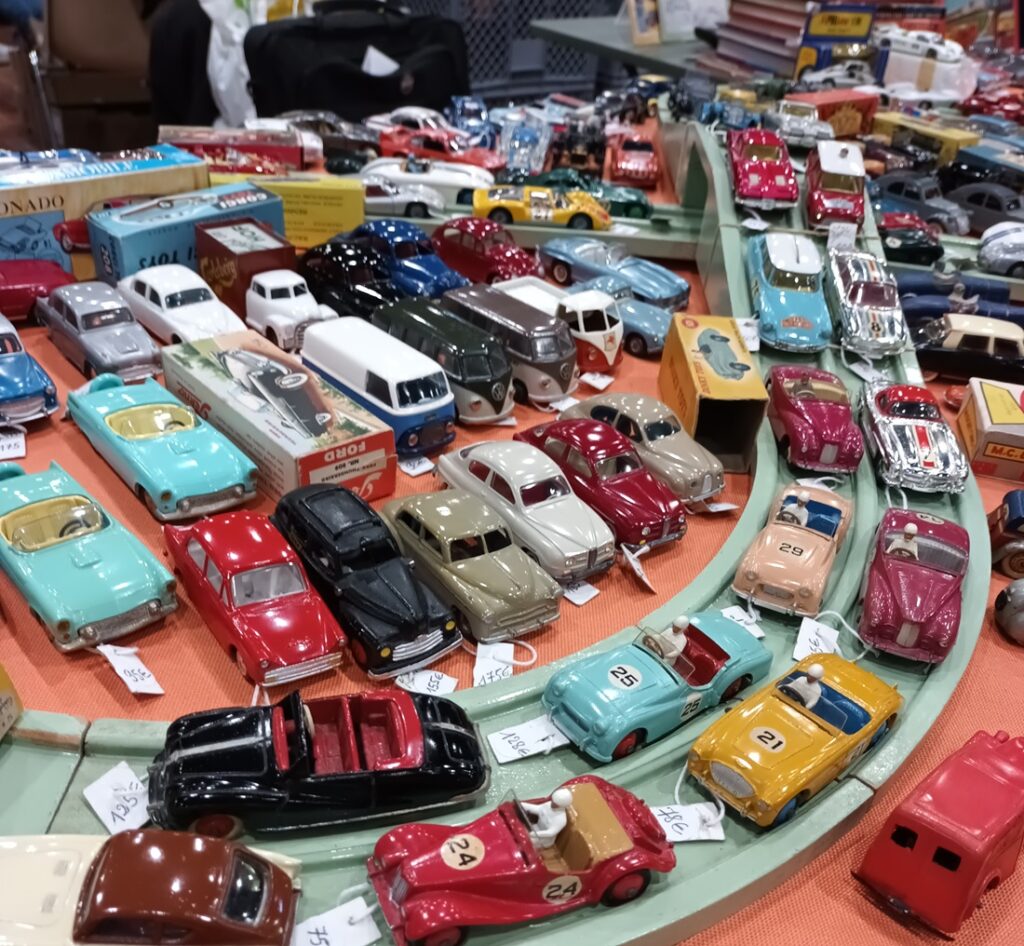 vue partielle du stand Passion Petite Voiture du 1er décembre à la bourse Dejouets anciens d'Angers 