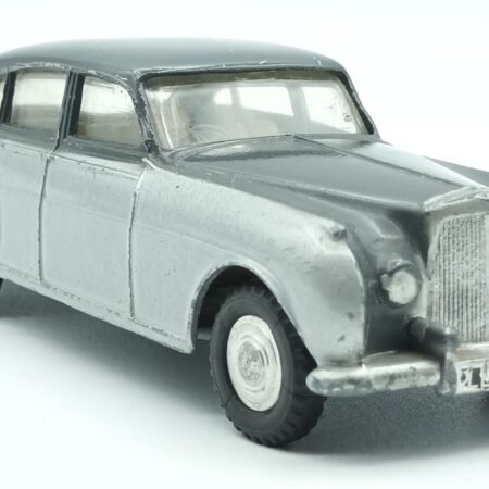 Vue de 3/4 d'une Bentley S2 Sport Saloon 4 portes Mulliner reproduite par SPOT-ON au 1/42ème bicolore gris foncé et gris clair métallisée