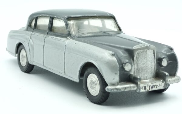 Vue de 3/4 d'une Bentley S2 Sport Saloon 4 portes Mulliner reproduite par SPOT-ON au 1/42ème bicolore gris foncé et gris clair métallisée