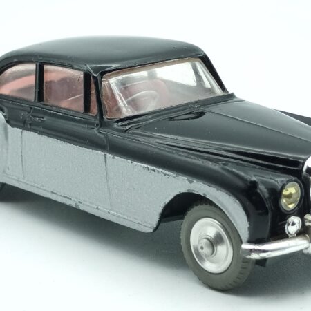 Vue de 3/4 de la Bentley S2 Continental Sport saloon 2 portes reproduite par Corgi Toys en 1961 à l'échelle 1/50 bicolore noire et argent