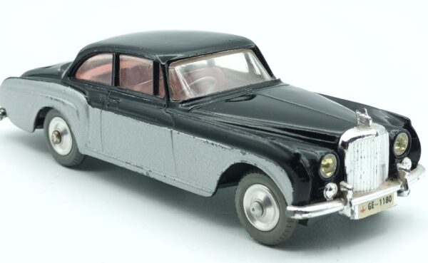 Vue de 3/4 de la Bentley S2 Continental Sport saloon 2 portes reproduite par Corgi Toys en 1961 à l'échelle 1/50 bicolore noire et argent