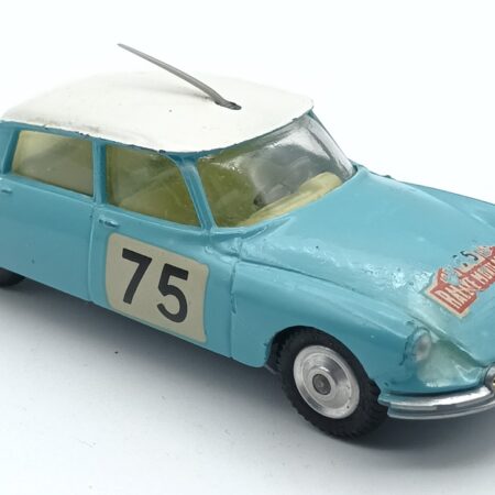 vue de 3/4 avant de la Citroën DS 19 Rallye reproduire au 1/50éme par Corgi-Toys, le décalque apposé sur le capot avant présente des manques