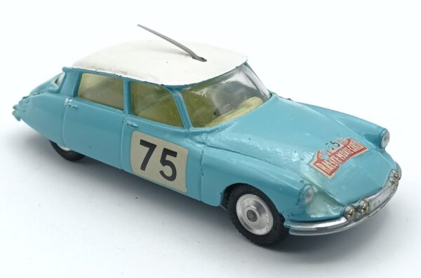 vue de 3/4 avant de la Citroën DS 19 Rallye reproduire au 1/50éme par Corgi-Toys, le décalque apposé sur le capot avant présente des manques