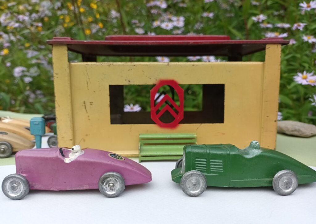 Deux Petite Rosalie en Plastiline ' une CIJ, une J.R.D devant un garage Citroën