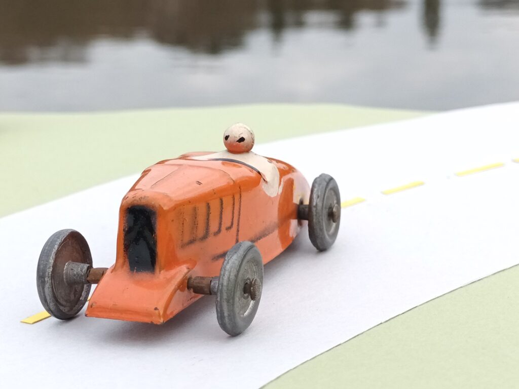 Petite Rosalie en tôle orange fabriqué par CIJ pour Les Jouets Citroën