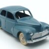 vue de 3/4 avant d'une Peugeot 203 berline Dinky Toys France bleu pétrole grande lunette