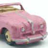 Vue de 3/4 avant d'une Austin A90 Atlantic DInky Toys GB rose avec l'intérieur cème avec des retouches sur la peinture rose