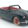Vue de 3/4 avant D'une Austin A90 Atlantic Dinky Toys GB noire avec intérieur rouge