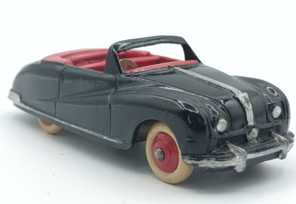 Vue de 3/4 avant D'une Austin A90 Atlantic Dinky Toys GB noire avec intérieur rouge
