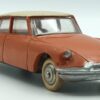 vue de 3/4 avant d'une Citroën DS 19 de 1955 Dinky Toys France orange à toit crème et jantes convexes référence 24 CP