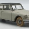 Vue de 3/4 avant D'une Citroën DS 19 Modèle de 1955 reproduite par Dinky Toys France Beige avec toit pratiquement noir assez mat en version avec vire et jantes convexes