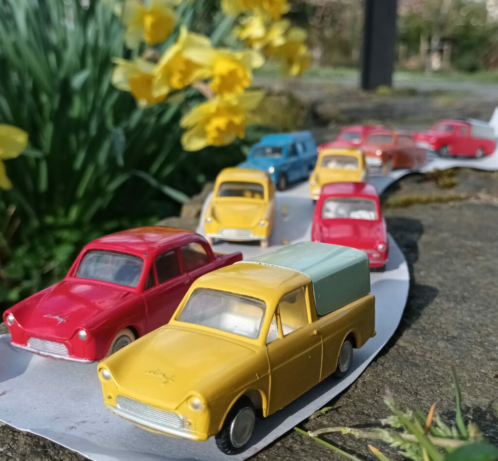 DAF 750 pick-up jaune avec bâche vert d'eauau premier plan