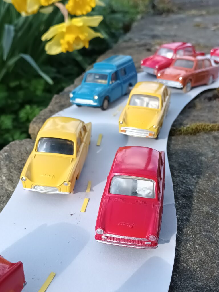 DAffodil 750 de 1966 Ou DAF 32 rouge  LION CAR dans un virage