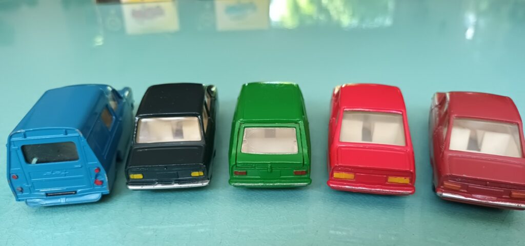 vue arrière des DAF LION CAR 33 fourgonnette bleue, 44 berline vert foncé, 44 break vert vif, 55 coupé rouge, 66 coupé brun rouge