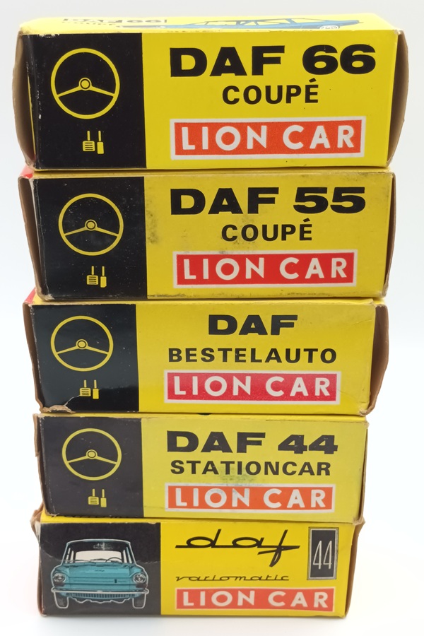 Empilement de boites de DAF LION CAR de la fin des années 60 et du début des années 70oite es DAF 