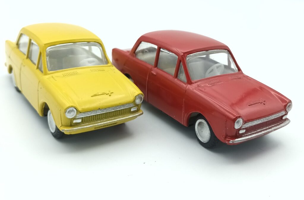 vue de 3/4 de 2 Daffodil 750 de 1966 LION CAR une rouge et une jaune