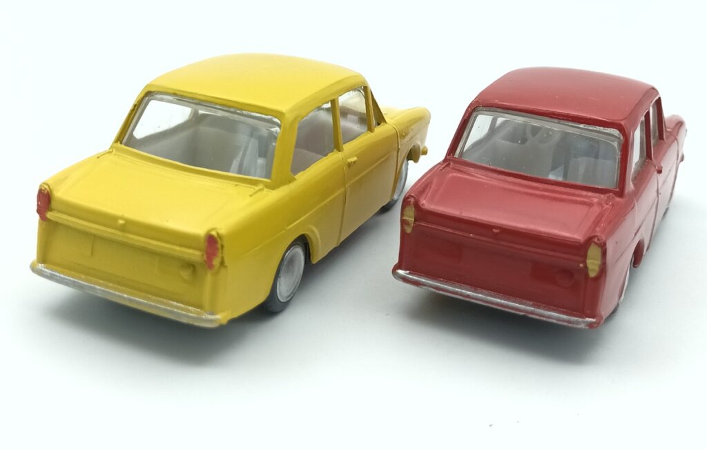 Vue arrière de 3/4 de 2 Daffodil 750 de 1966 LION CAR