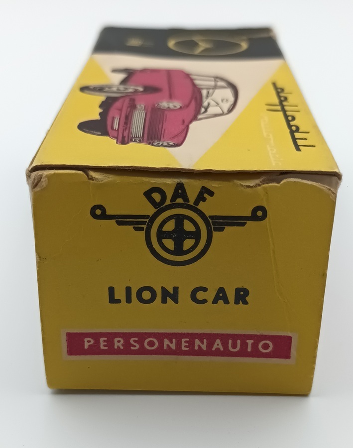 Sigle DAF sur une boite LION CAR de DAF 