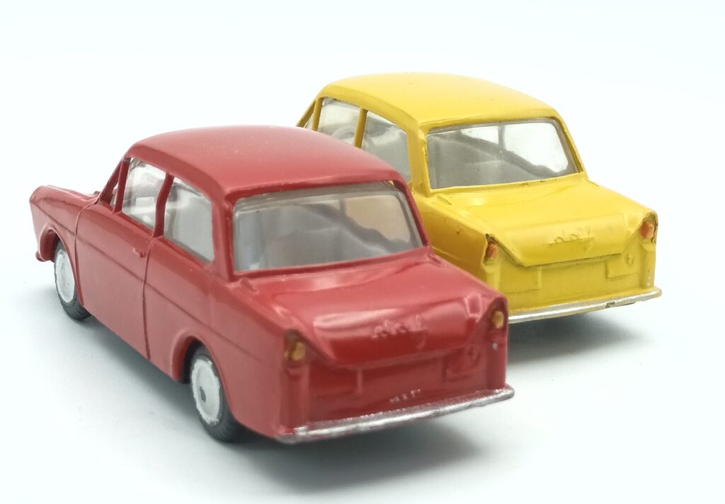 Vues de 3/4 arrière de 2 Daffodil 750 de deuxième type une jaune une rouge