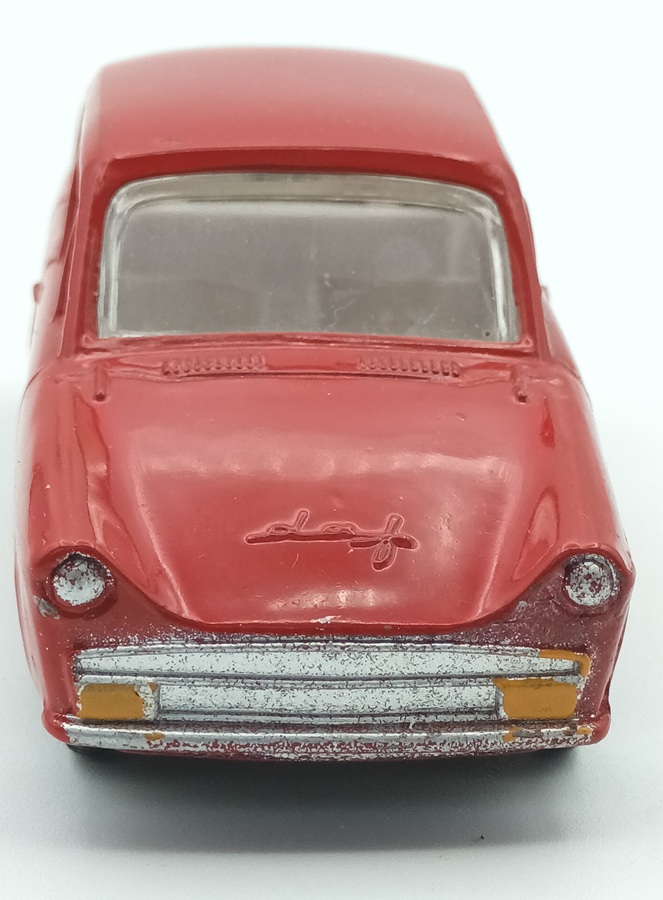 vue de face d'une Daffodil 750 de type31 rouge LION CAR 