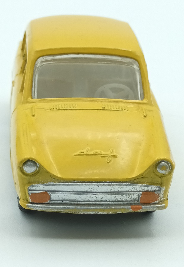 vue de face d'une Daffodil 750 jaune LION CAR dans sa deuxième version