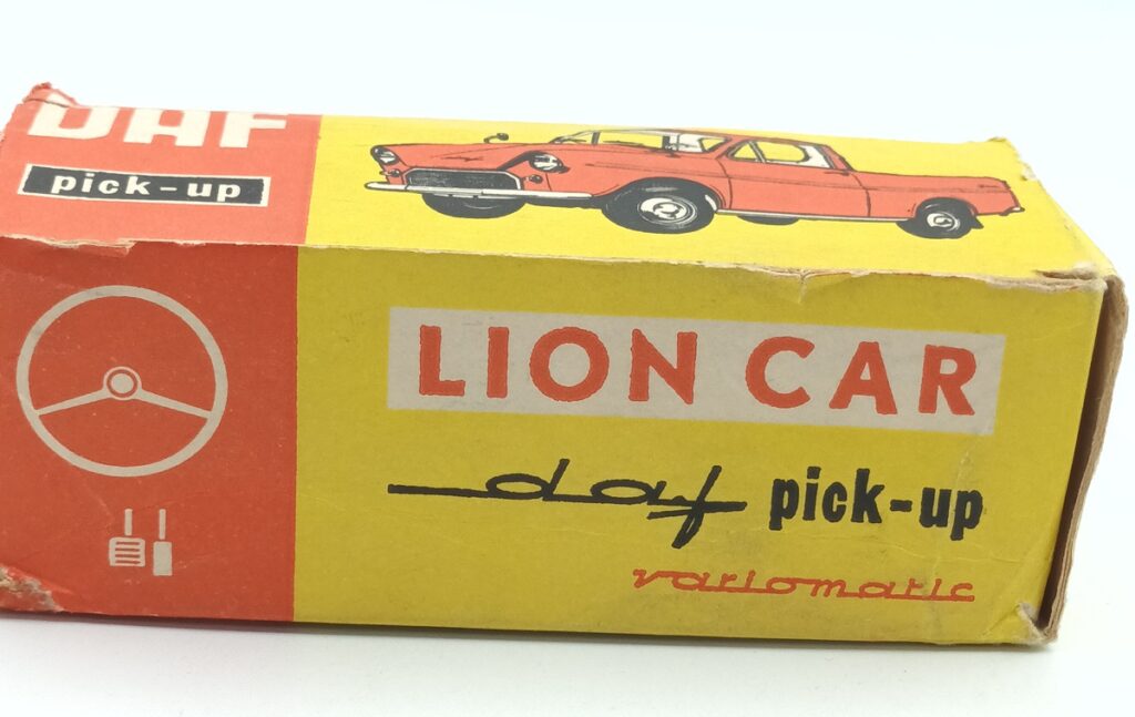 boite de la DAF 750 LION CAR pick-up bâché