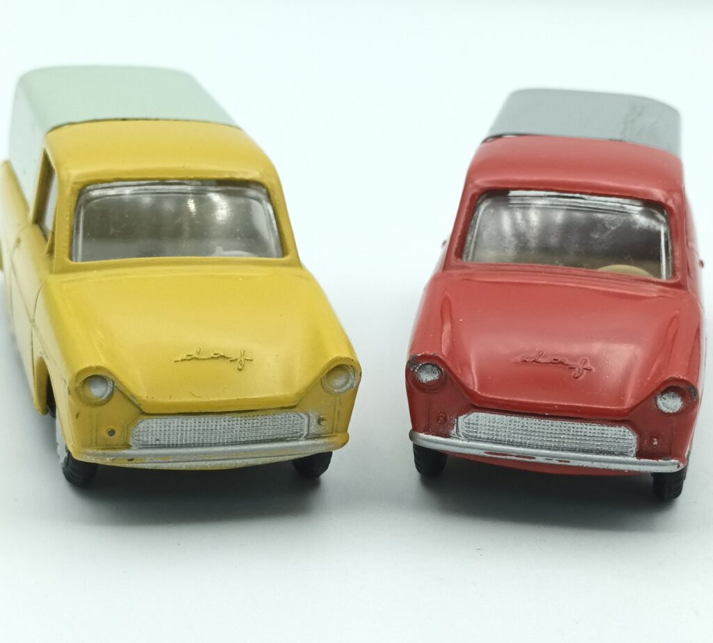 Vue surplombante de face de deux DAF 750 pick-up bâché LION CAR une Jaune et une rouge
