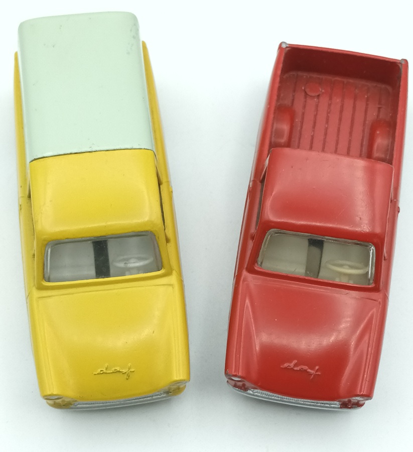 vue de dessus de 2 DAF LION CAR 750 pick-up bâché une jaune et une rouge