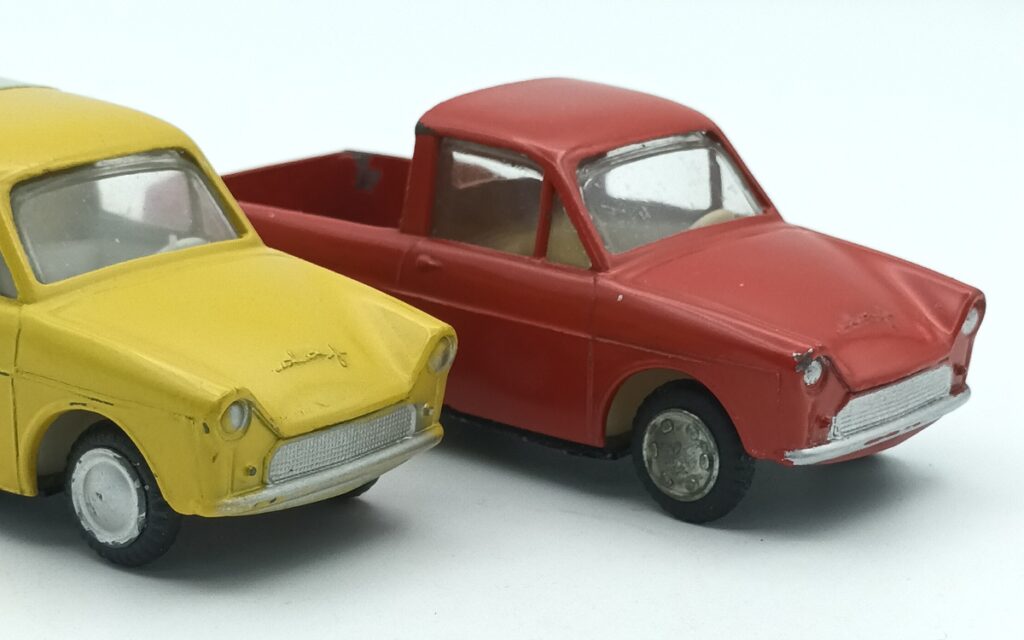 vue de3/4 avant de 2 DAF LION CAR 750 pick-up bâché montrant 2 types de roues