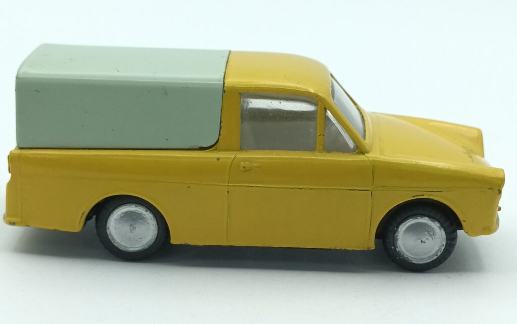 Profil  d'une DAF 750 LION CAR jaune avec bâche vert clair