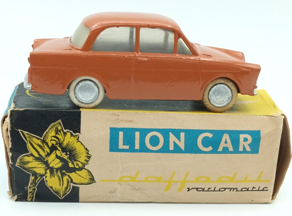 Daffodil 30 LION CAR  de profil sur sa boite